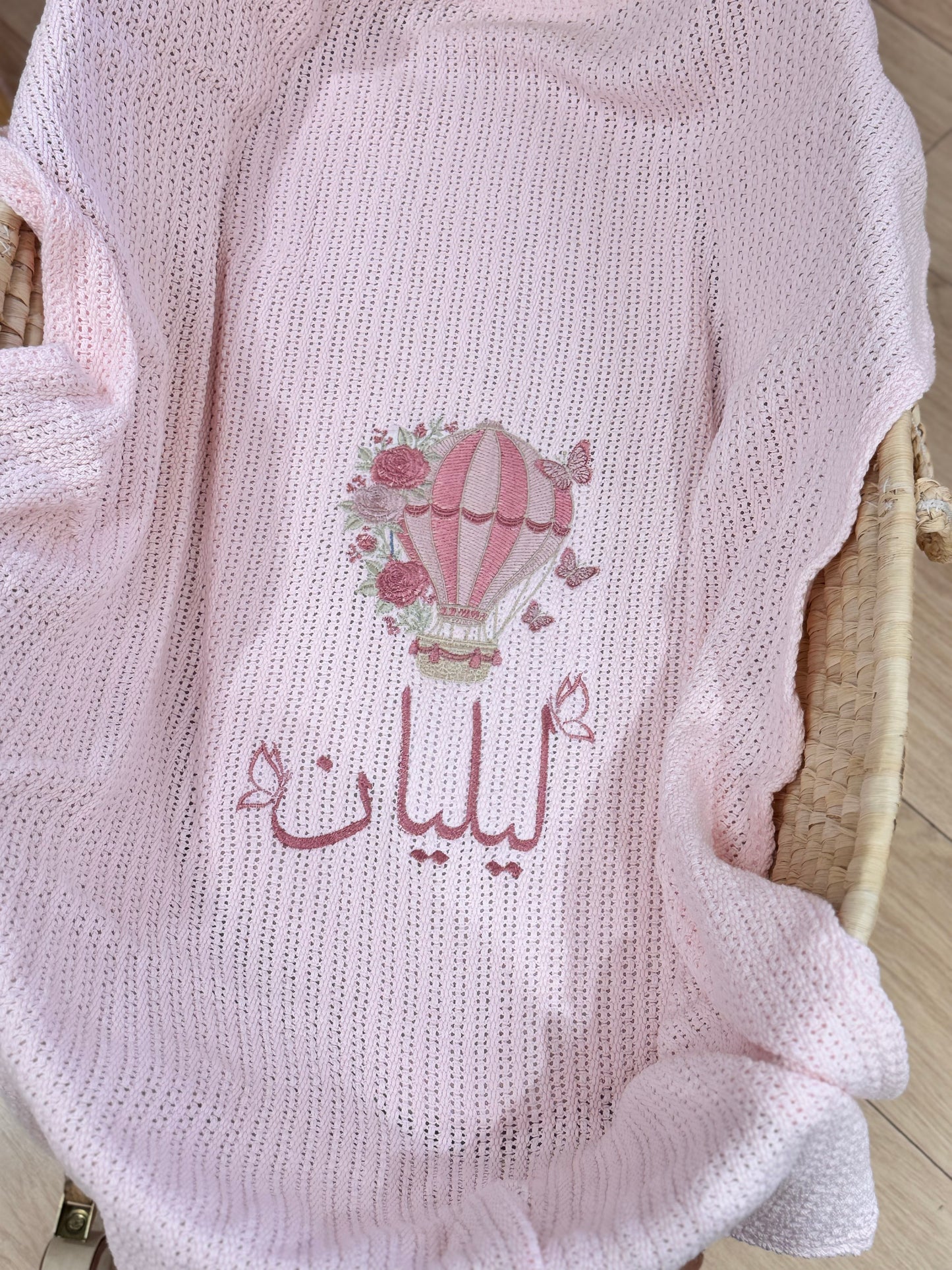שמיכה סרוגה baby pink , רקמה כדור פורח פרפרים