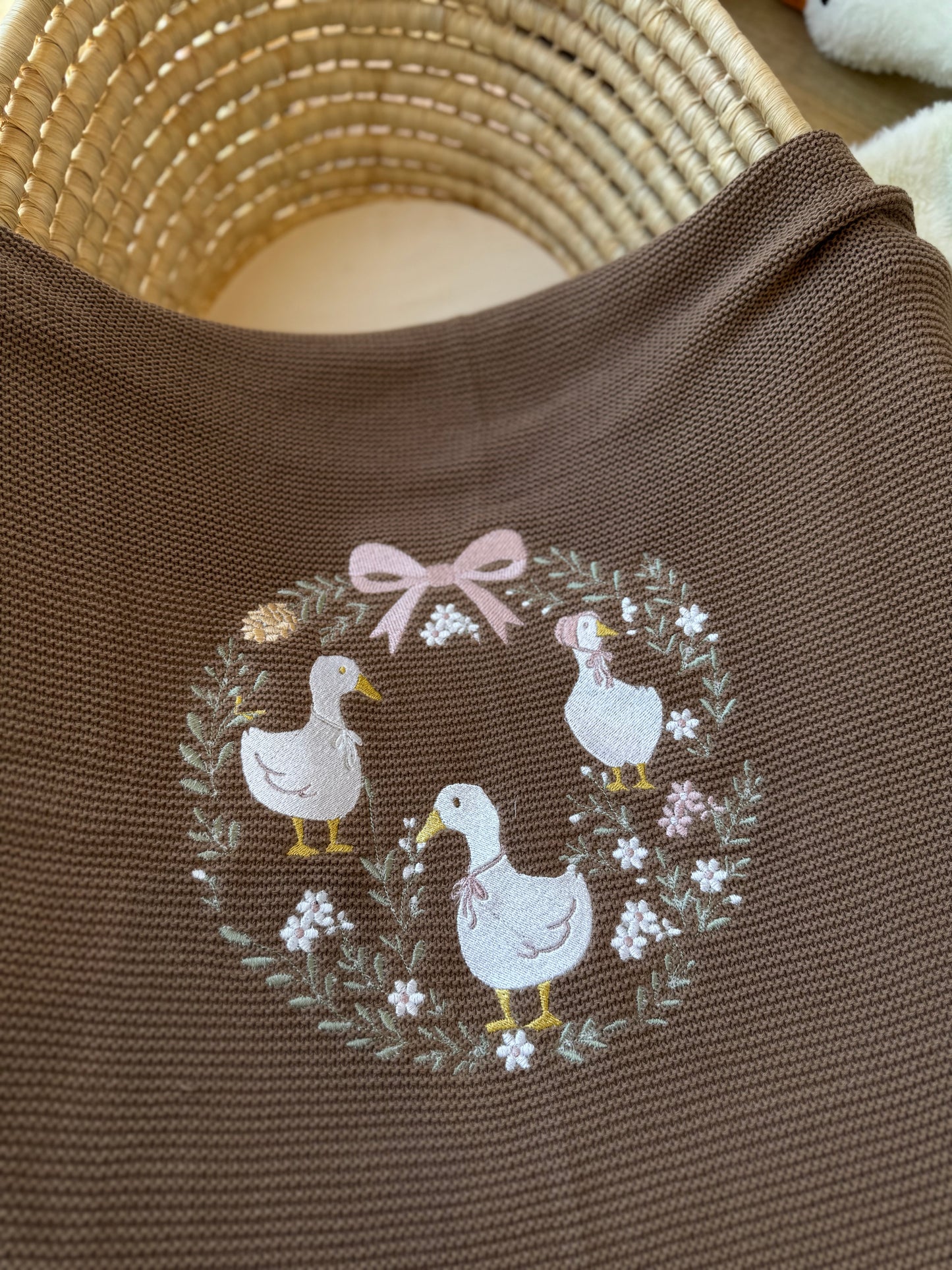 שמיכה סרוגה חום , רקמה Goose