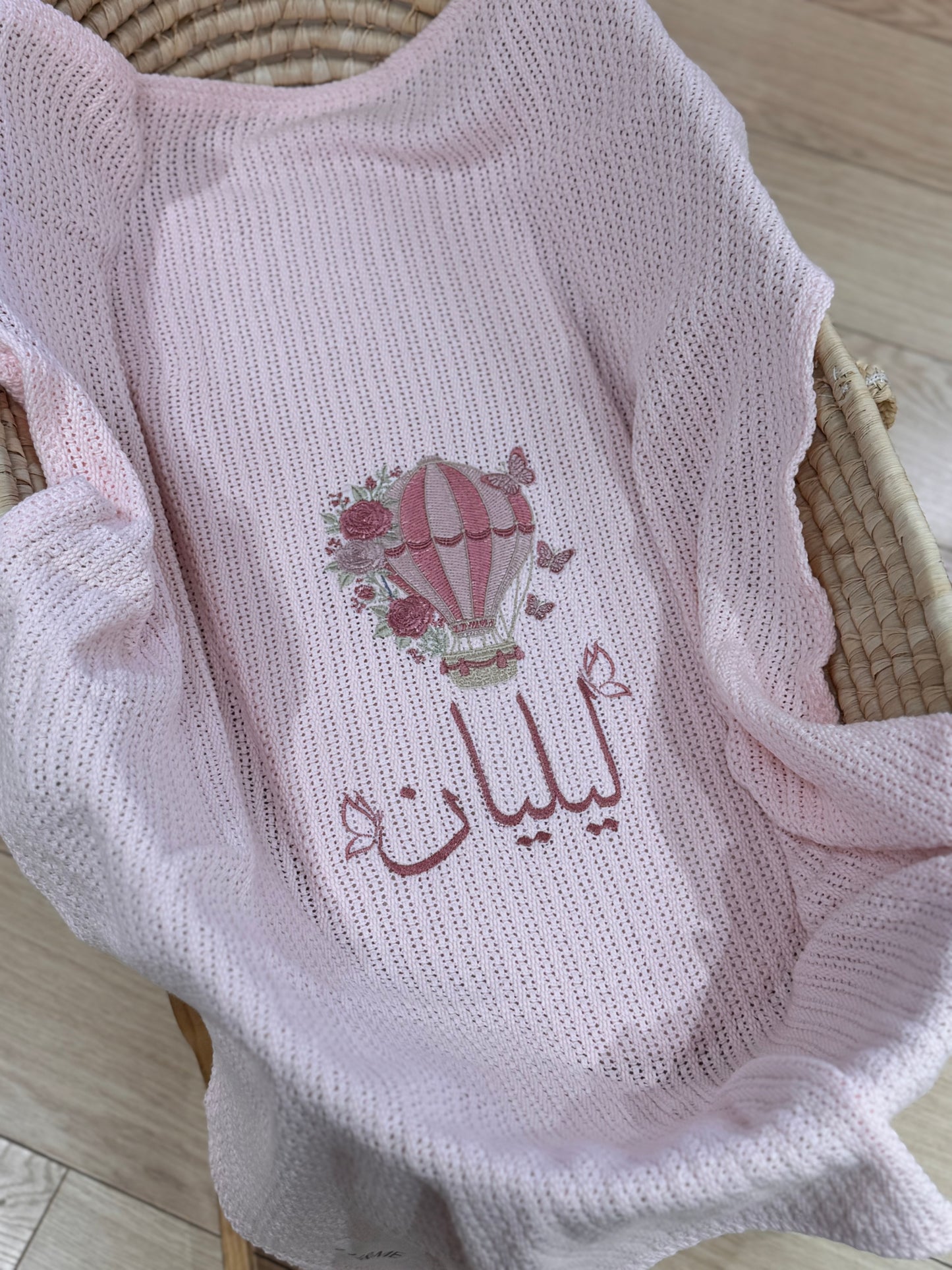 שמיכה סרוגה baby pink , רקמה כדור פורח פרפרים