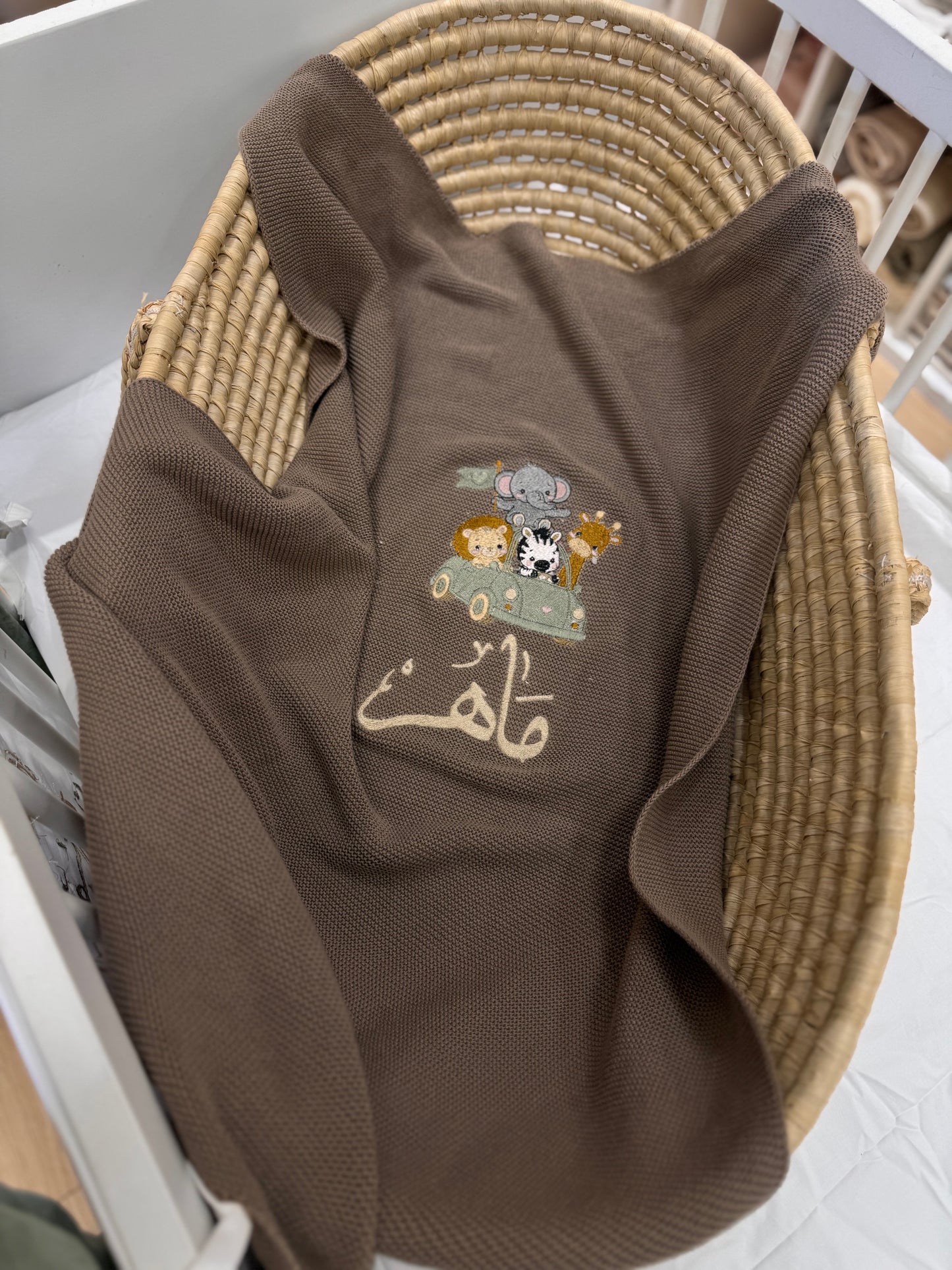 שמיכה סרוגה חום , רקמה חיות באוטו