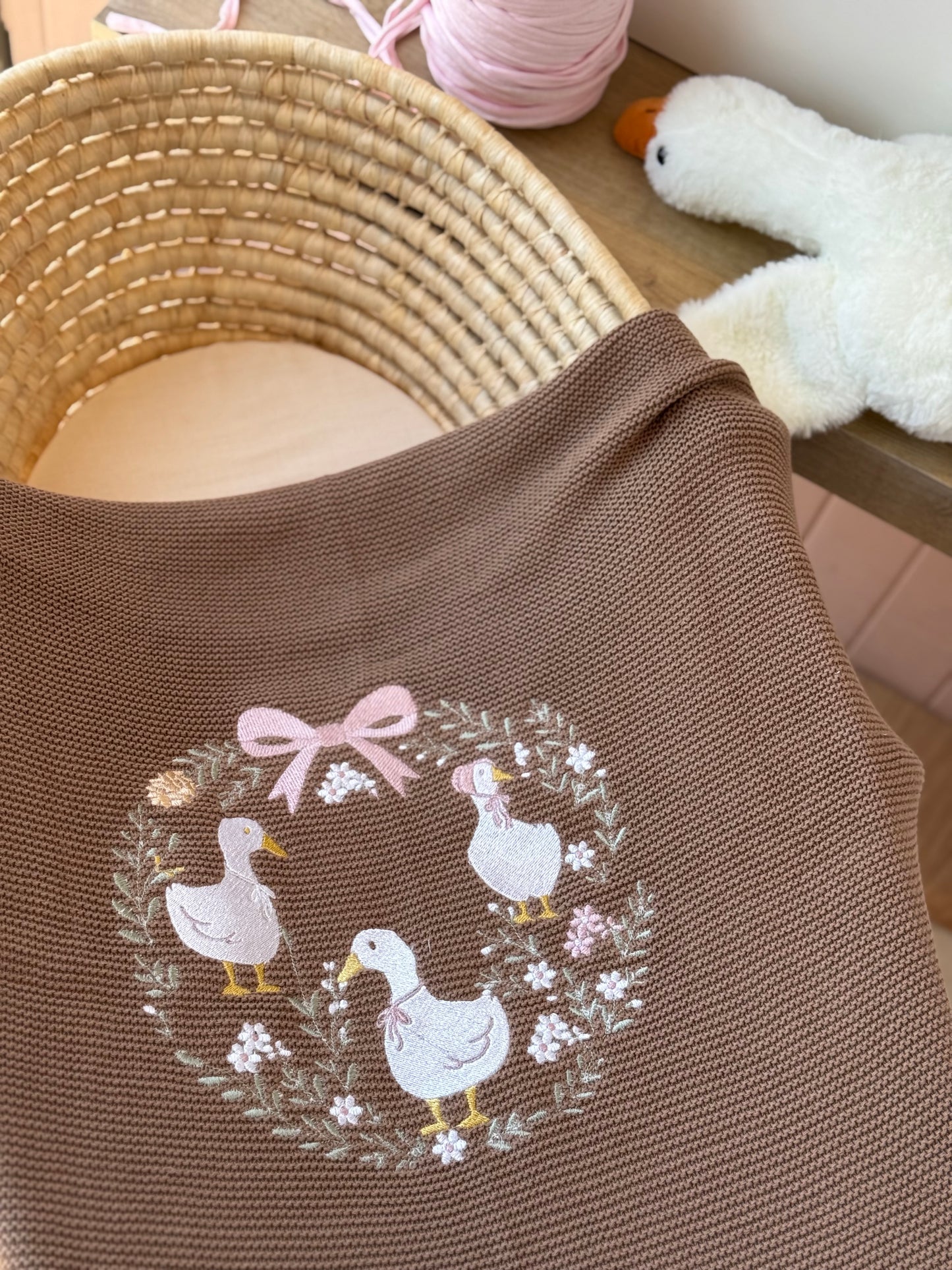 שמיכה סרוגה חום , רקמה Goose