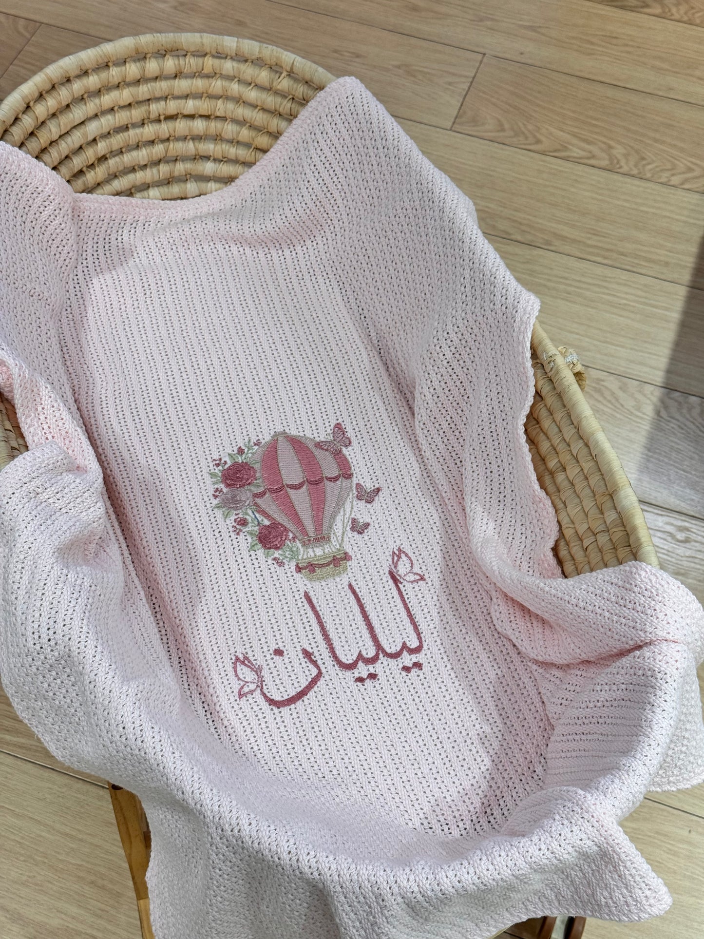 שמיכה סרוגה baby pink , רקמה כדור פורח פרפרים