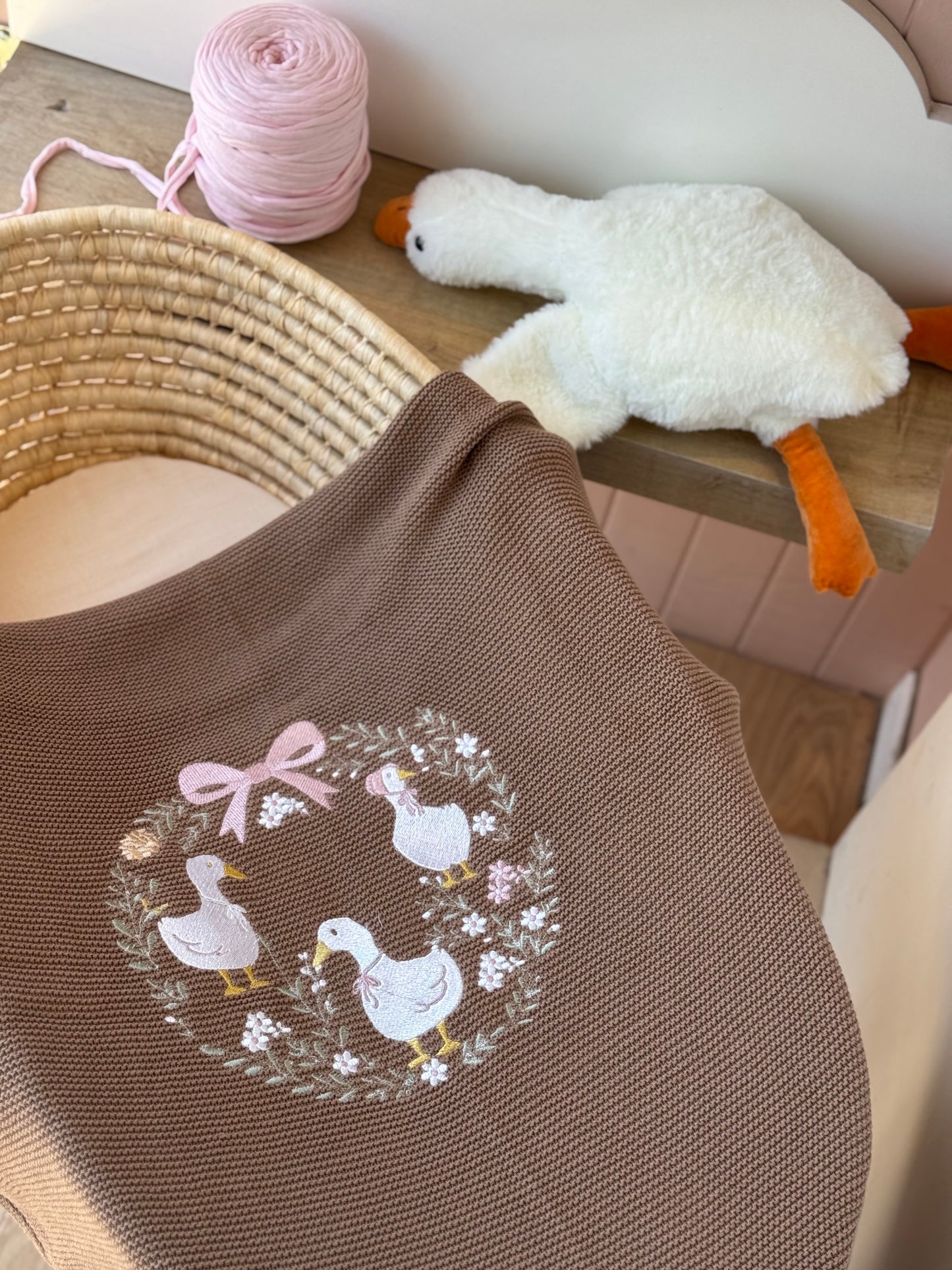 שמיכה סרוגה חום , רקמה Goose