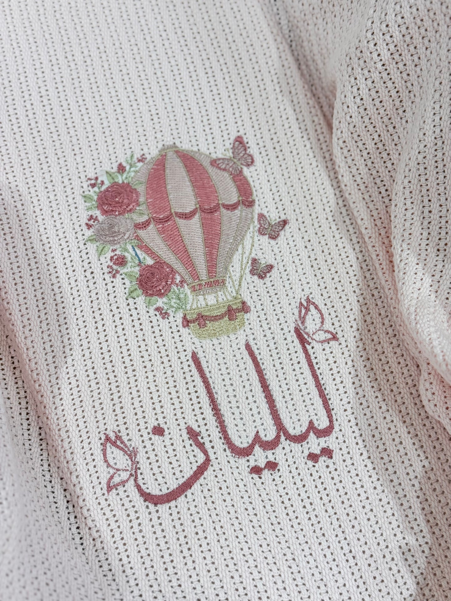 שמיכה סרוגה baby pink , רקמה כדור פורח פרפרים