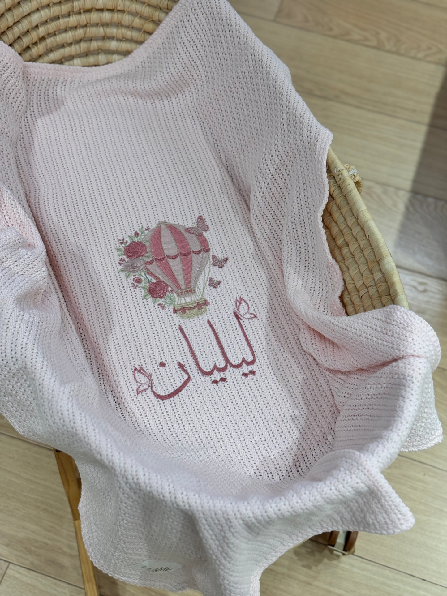 שמיכה סרוגה baby pink , רקמה כדור פורח פרפרים
