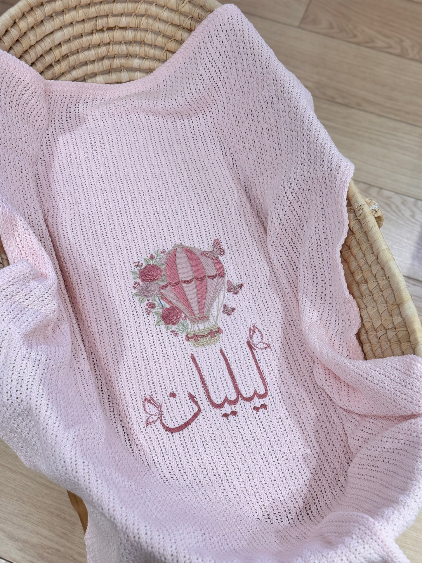 שמיכה סרוגה baby pink , רקמה כדור פורח פרפרים