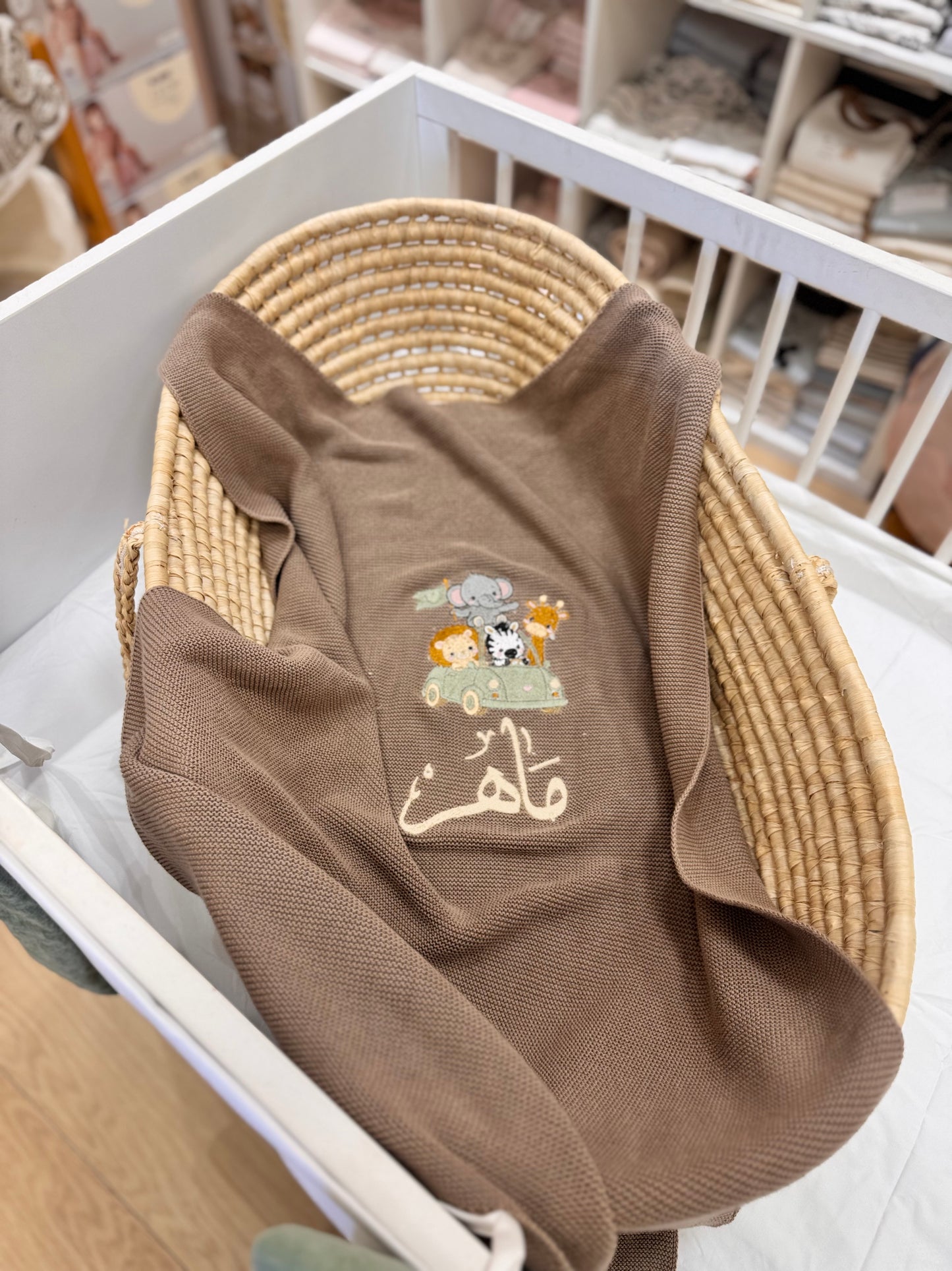 שמיכה סרוגה חום , רקמה חיות באוטו
