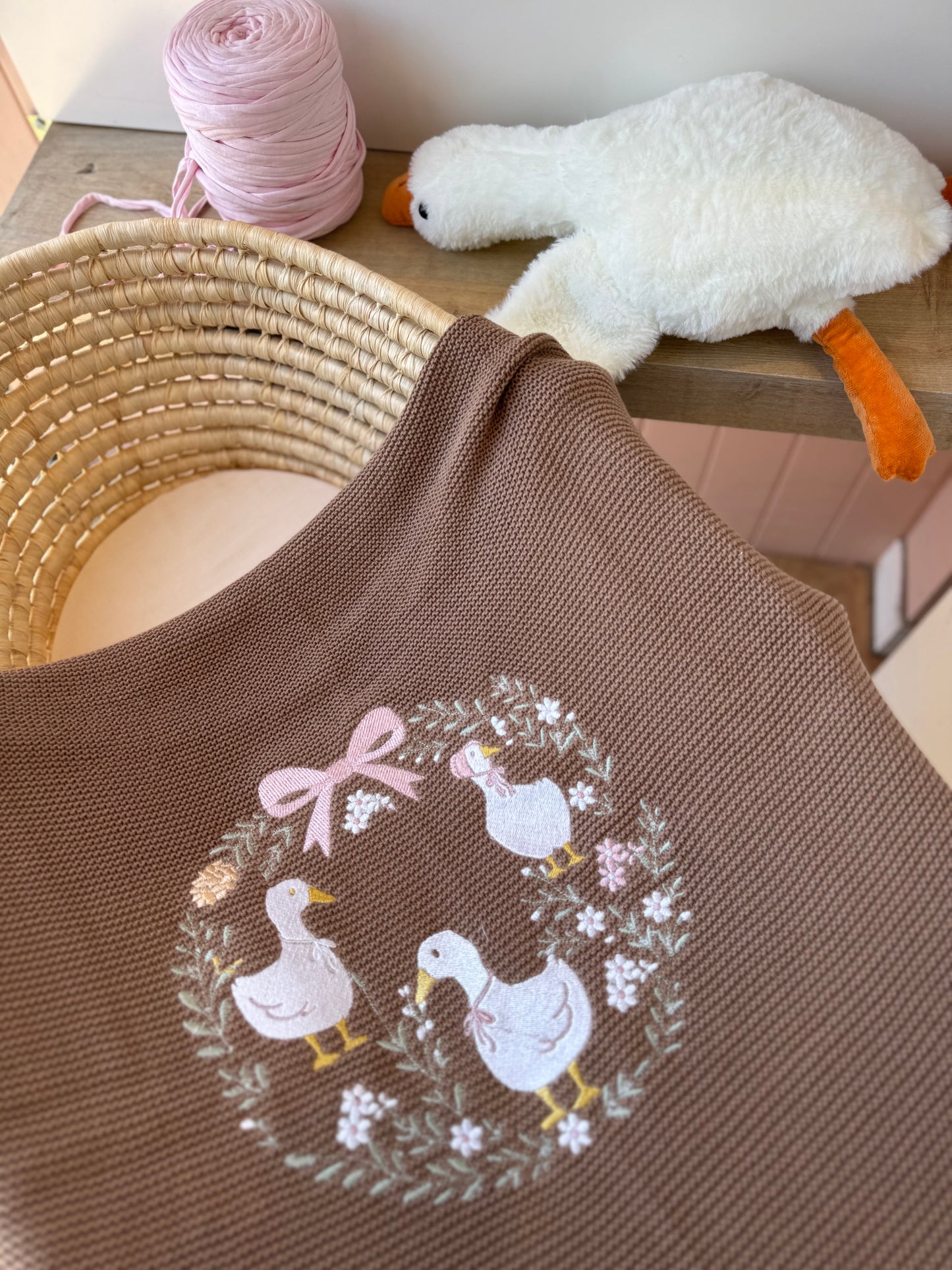 שמיכה סרוגה חום , רקמה Goose