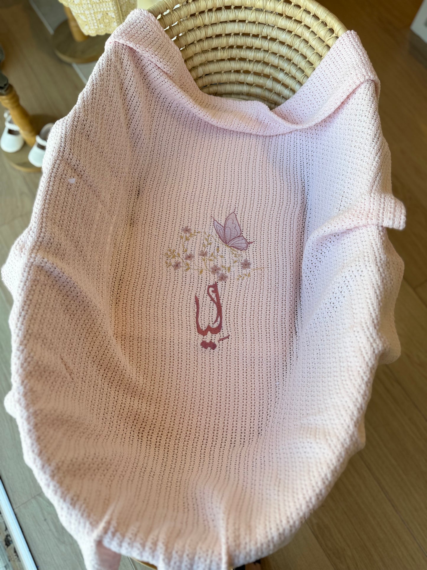 שמיכה סרוגה pink , רקמה פרפר