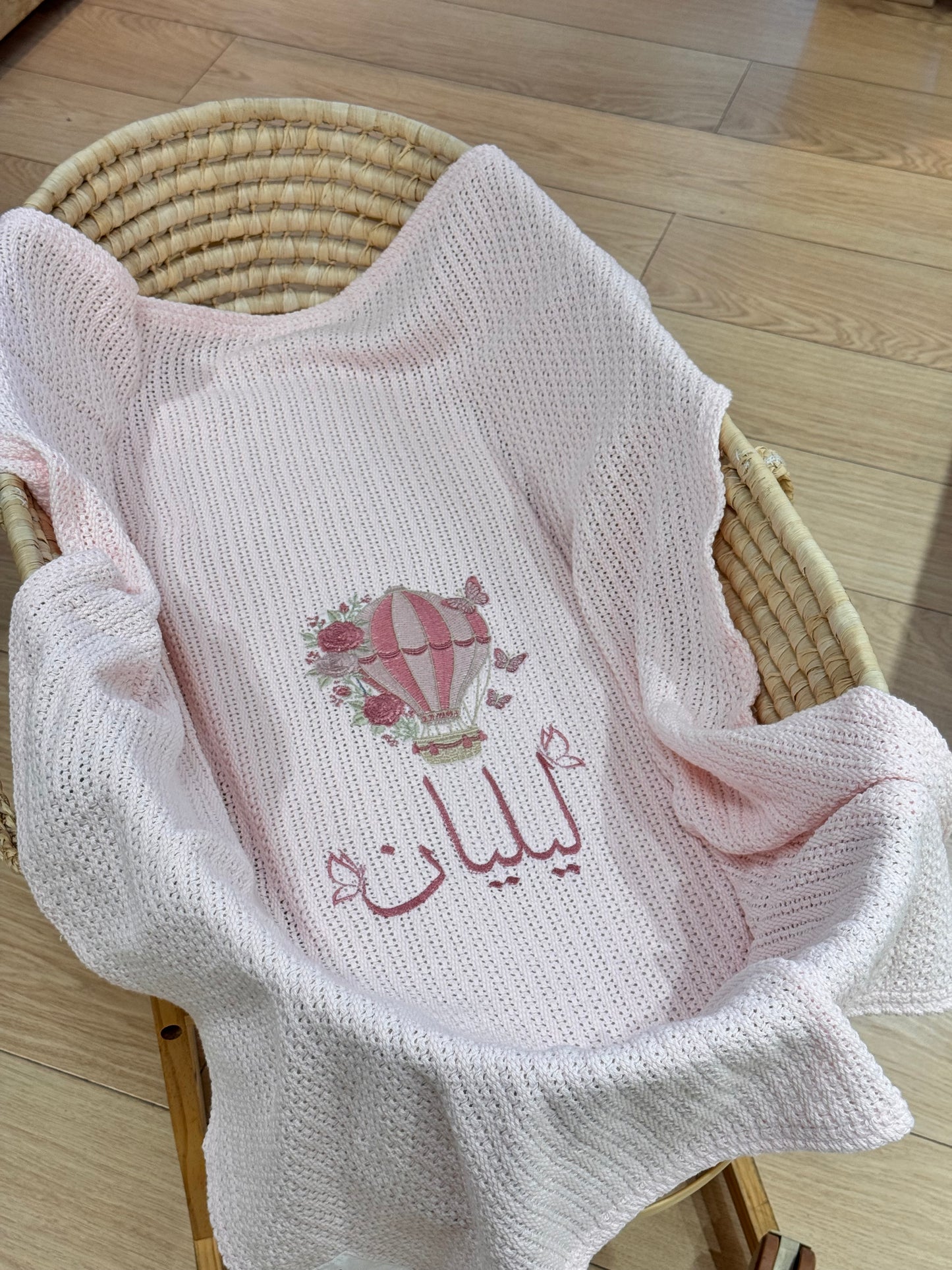 שמיכה סרוגה baby pink , רקמה כדור פורח פרפרים