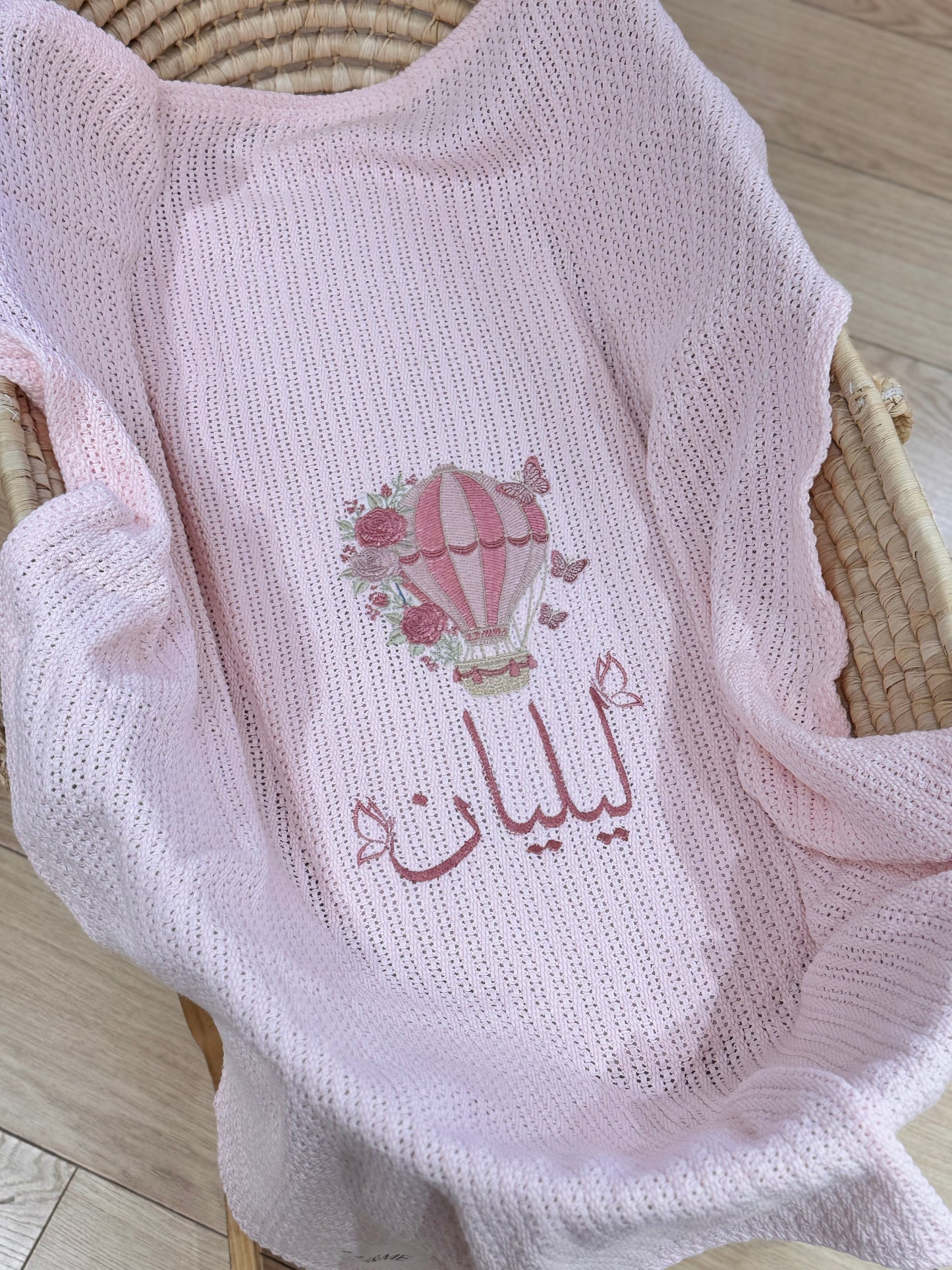 שמיכה סרוגה baby pink , רקמה כדור פורח פרפרים