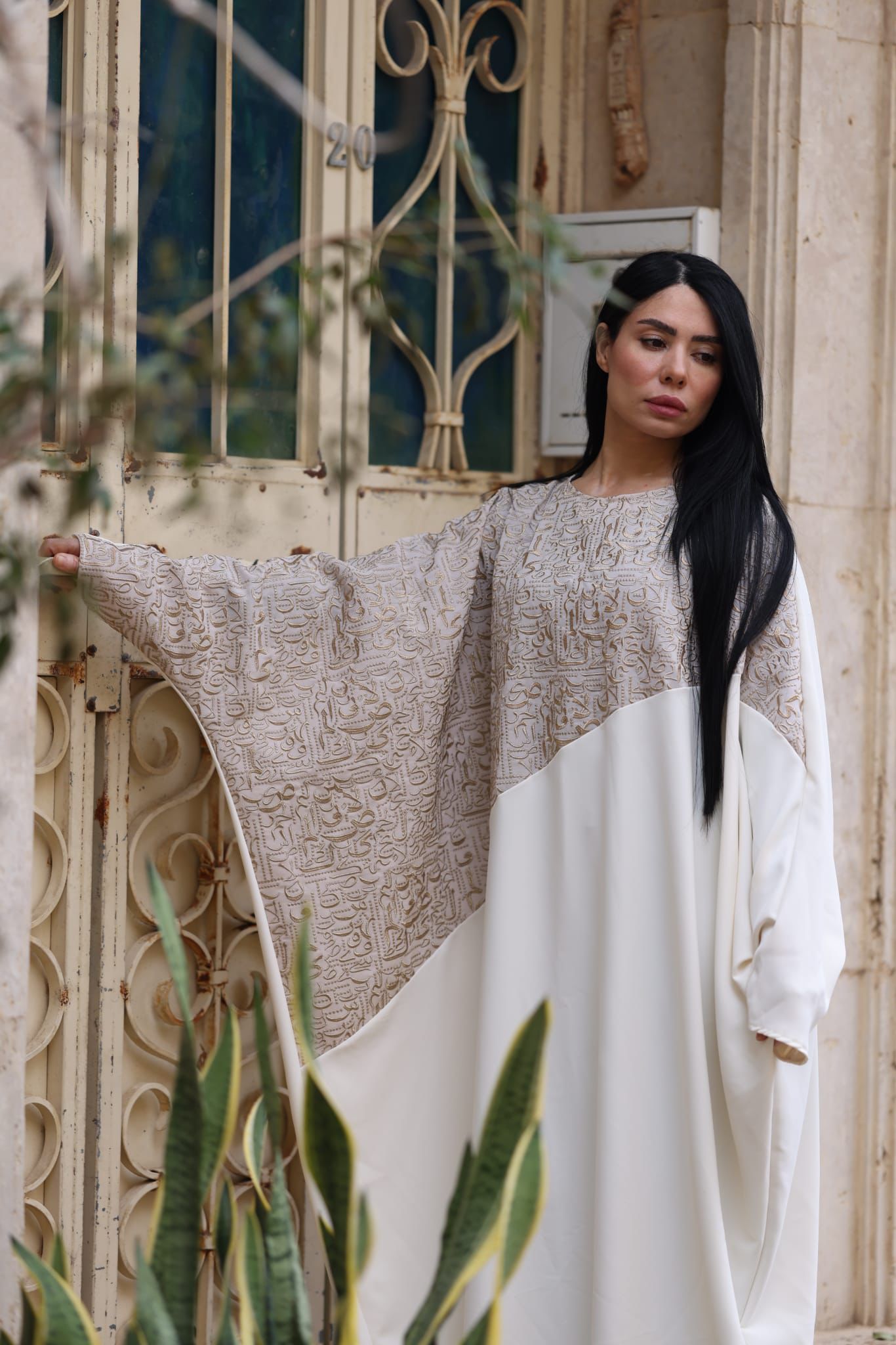 عباية بتطريز ذهبي نساء